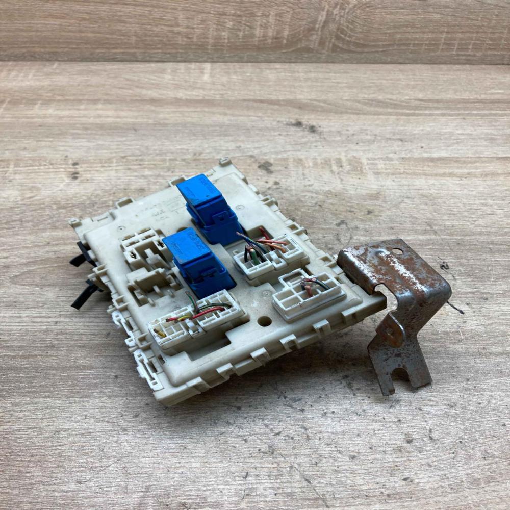 24350 AV700 0815051  Fuse module Nissan Primera