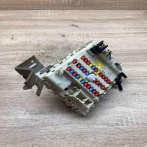 24350 AV700 0815051  Fuse module Nissan Primera