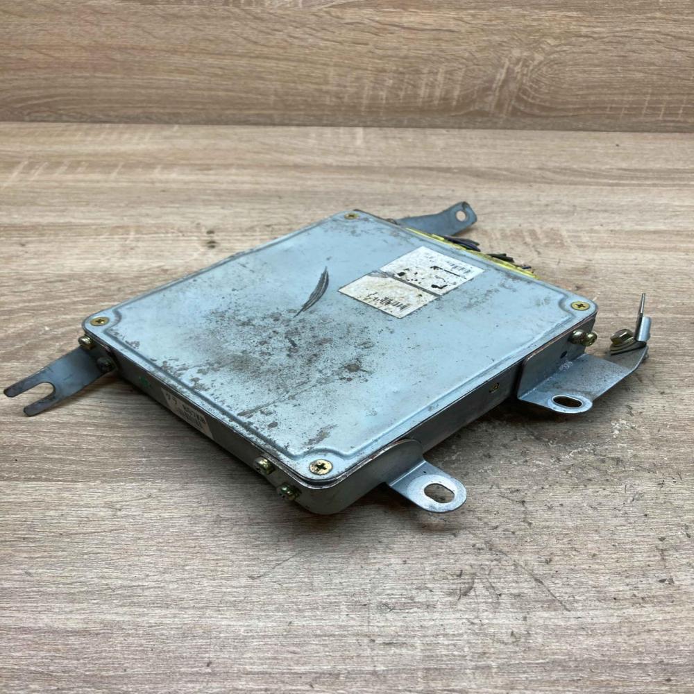 B67KB 79745628  Engine control unit/module ECU Mazda 323