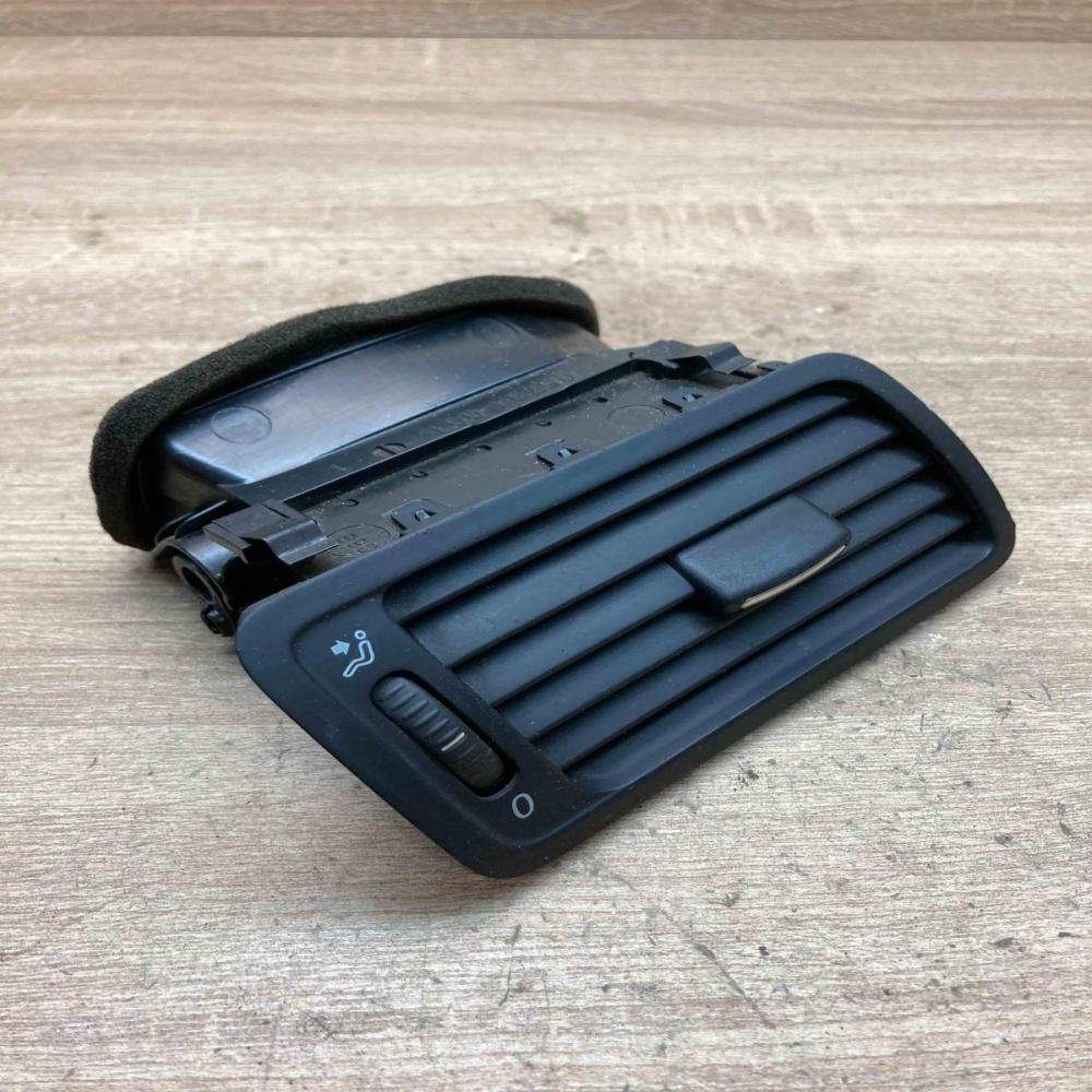 3C1819702E P0108667  Dashboard side air vent grill/cover trim Volkswagen PASSAT