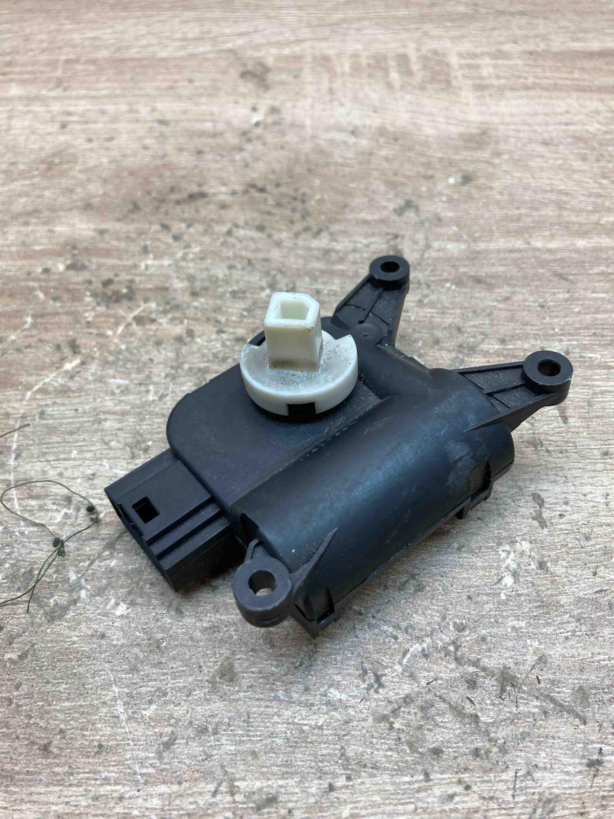 0132801363 CZ116880 2872  Air flap motor/actuator Volkswagen PASSAT B6