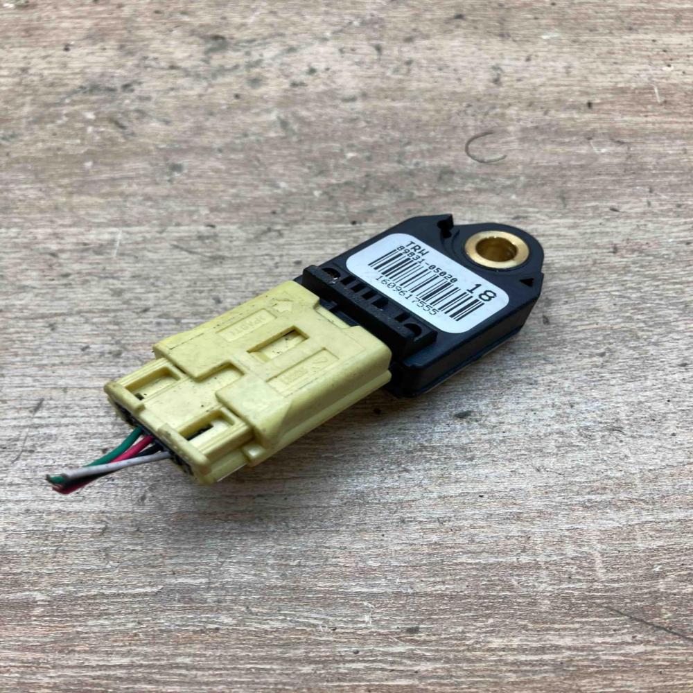 89831 05020  18 Airbag deployment crash/impact sensor Toyota Verso