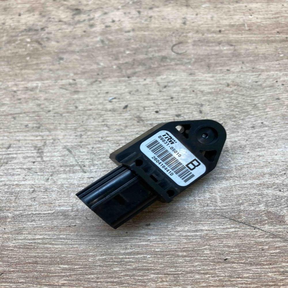 89831 05010   Airbag deployment crash/impact sensor Toyota Avensis T250