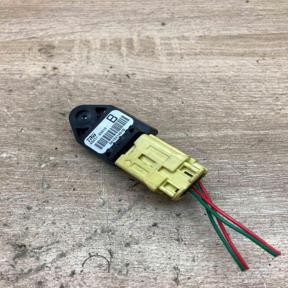 89831 05010  B Airbag deployment crash/impact sensor Toyota Corolla E120 E130