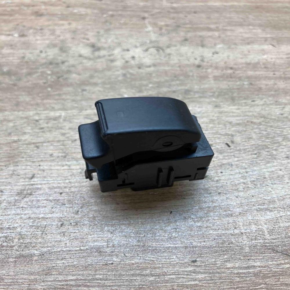 84810 0F01C 37181A25DA  Electric window control switch Toyota Aygo AB10