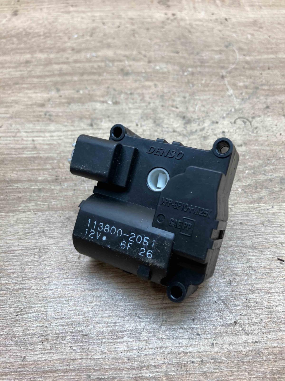 113800 2051 6F26  Air flap motor/actuator Toyota Corolla Verso AR10