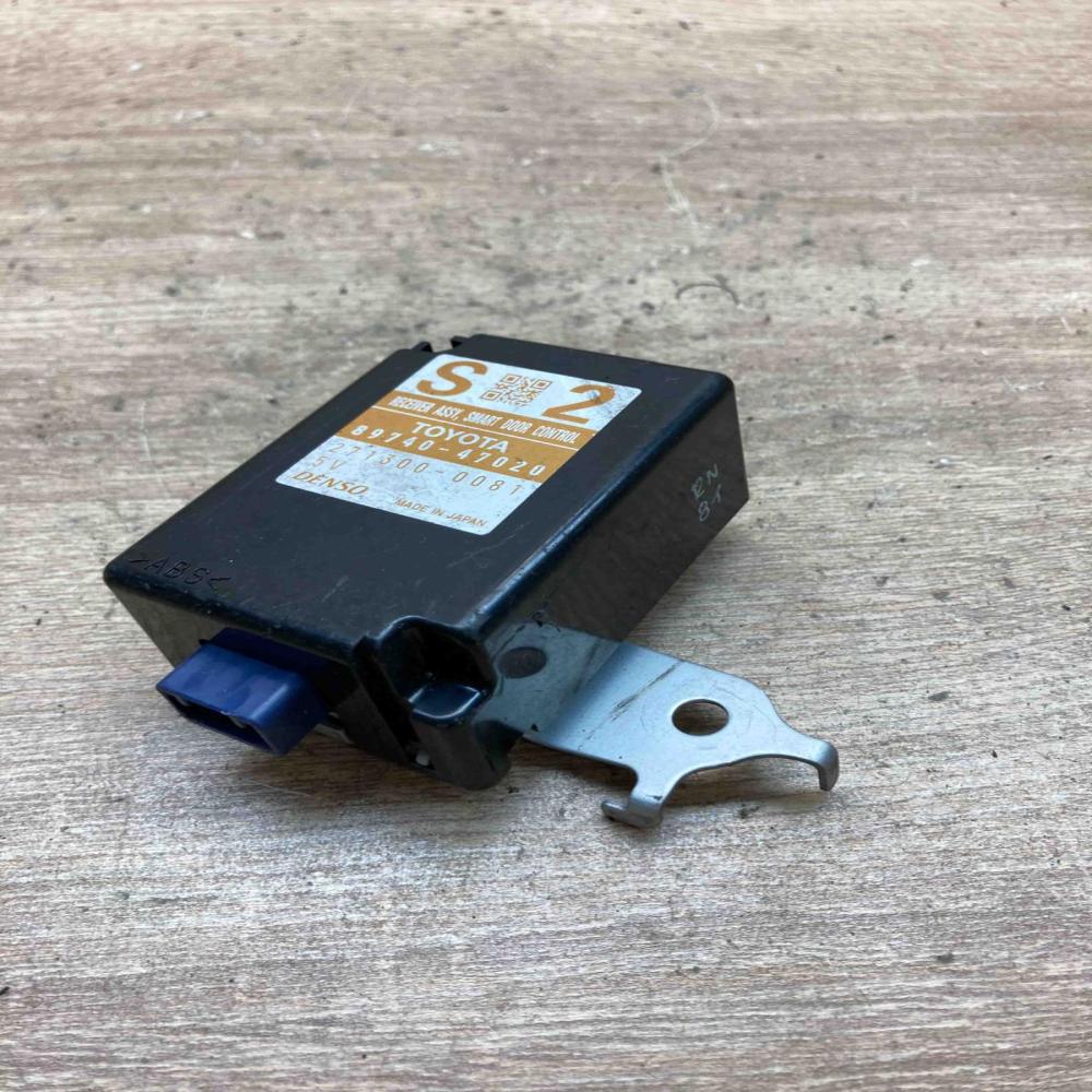 89740 47020 271300 0081  Door control unit/module Toyota Prius (XW30)
