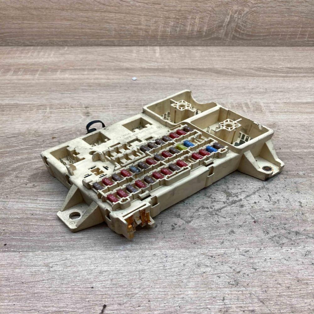 6R8T14A067AA 0103071  Fuse module Jaguar S-Type