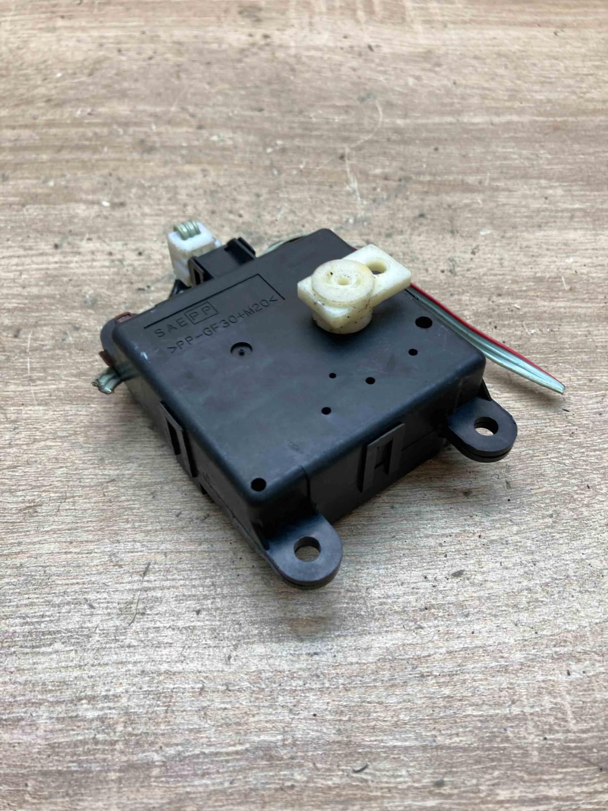 3K010 30840 070405  Air flap motor/actuator Nissan Qashqai