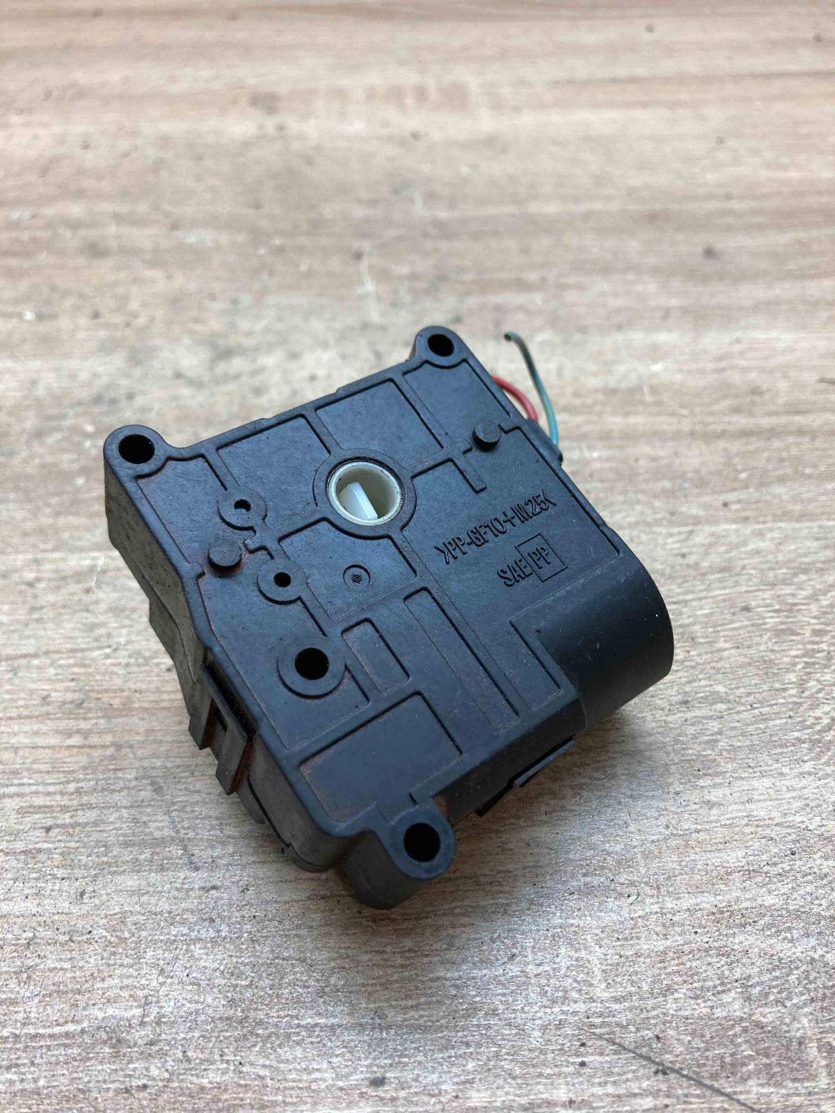 113800 2051   Air flap motor/actuator Toyota Avensis Verso