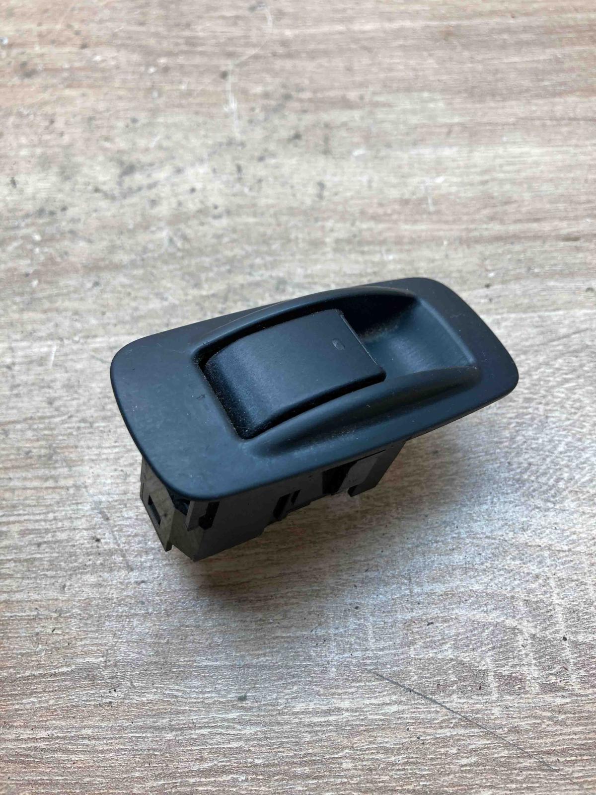 84801 0F030 B0 54035228  Electric window control switch Toyota Corolla Verso AR1