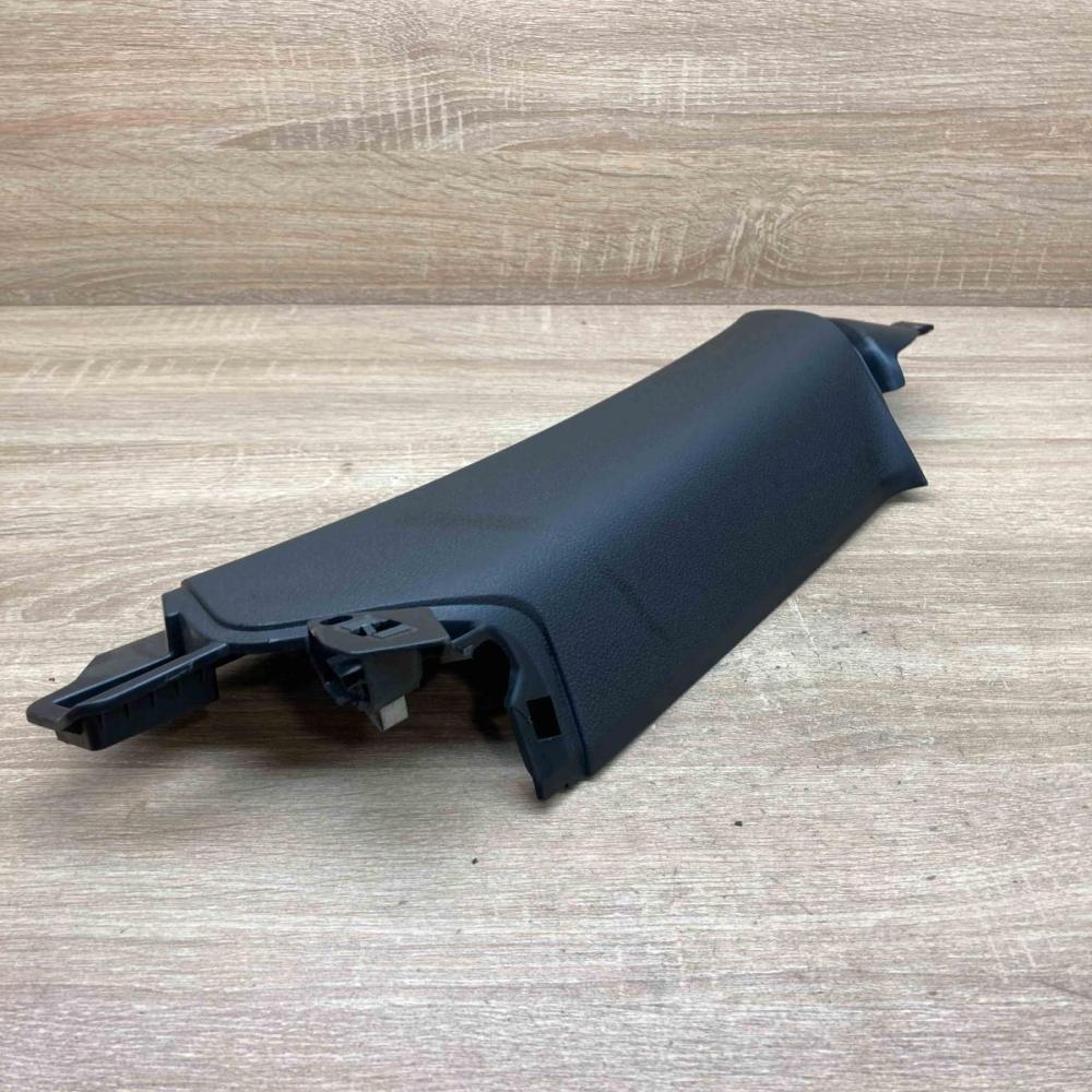 95B867288  Right (C) pillar trim Porsche Macan