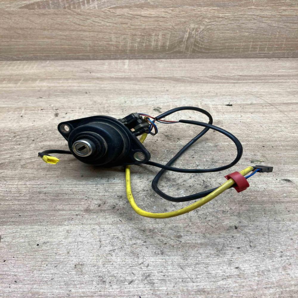 8150240   Tailgate exterior lock BMW 7 E38