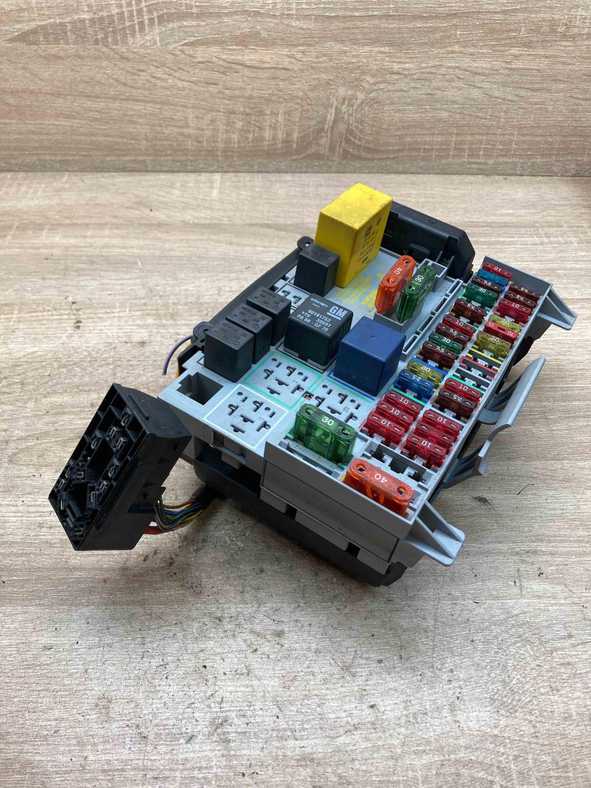 90589965 90589979 Used Fuse module Opel Zafira A