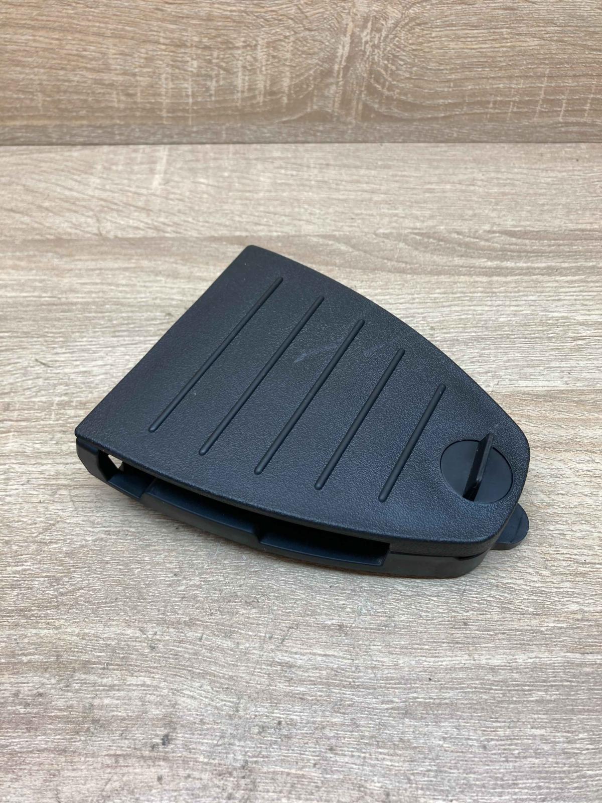 3C5860285   Hazard Warning Triangle Mounting Bracket Volkswagen PASSAT B6