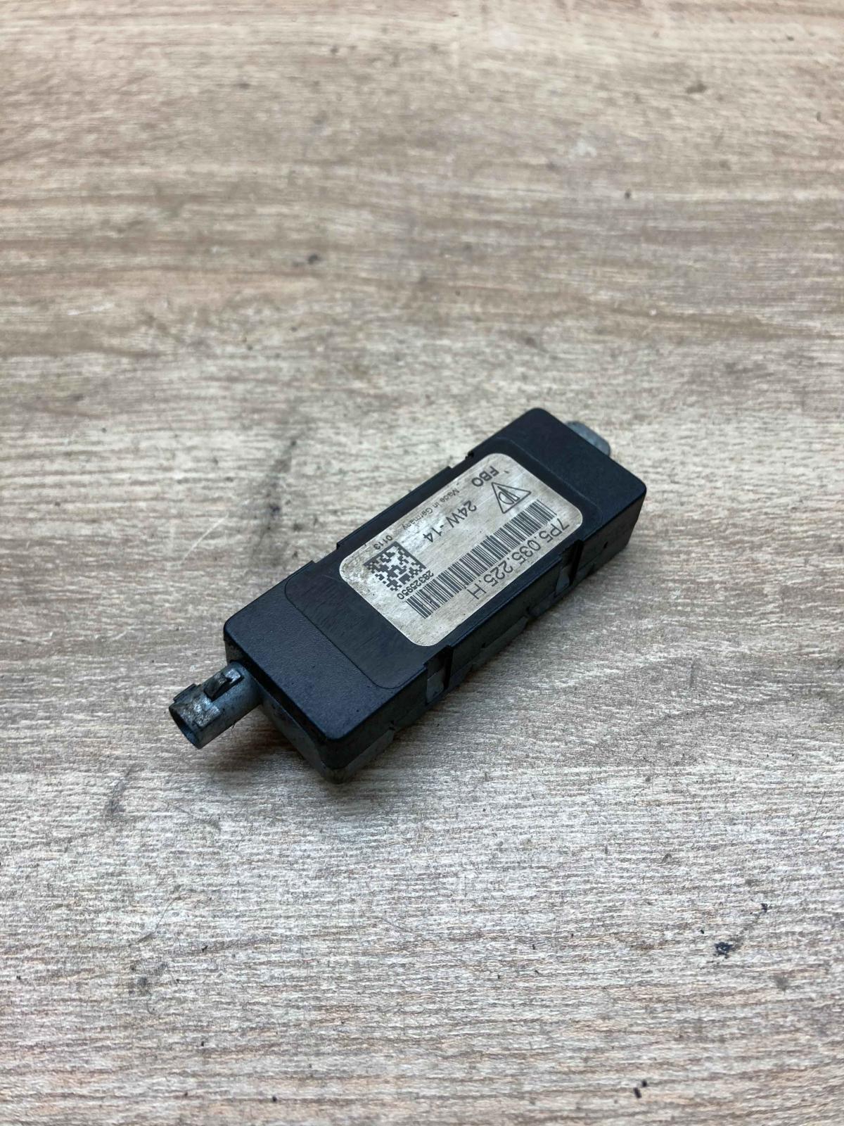 7P5035225H 113  Aerial antenna amplifier Porsche Cayenne (92A)
