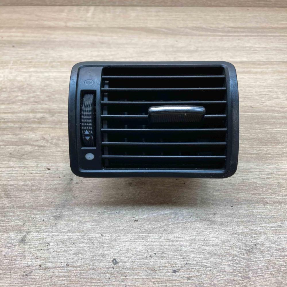 4D0820902E 532549711A  Dashboard side air vent grill/cover trim Audi A8 S8 D2 4D