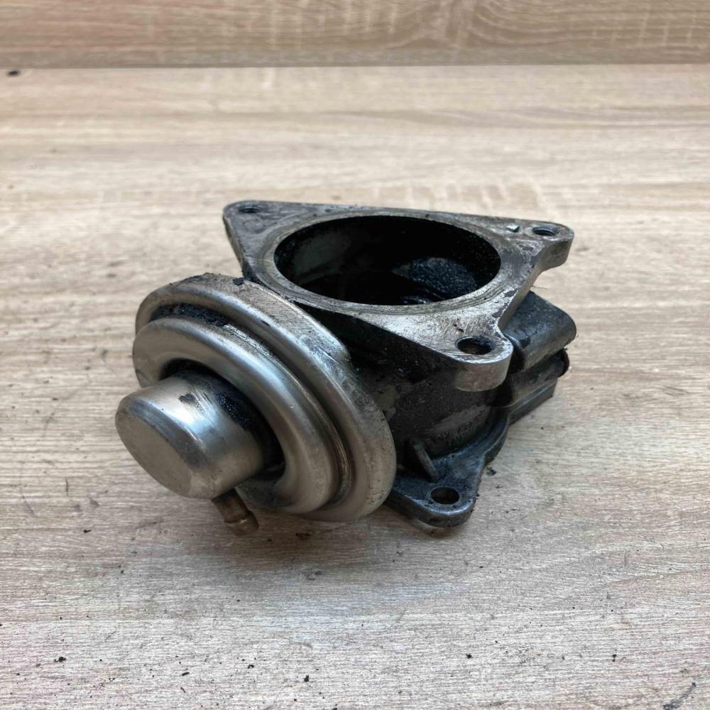 038129637D  Used EGR valve Volkswagen Touran I