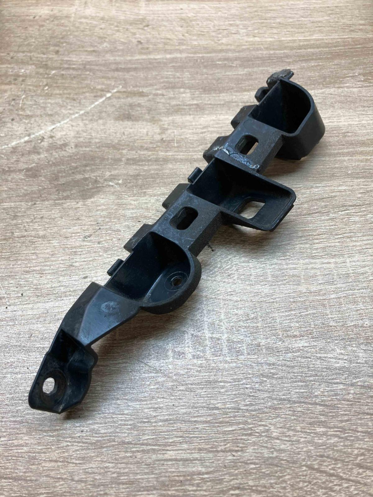 3AA807184   Front bumper mounting bracket Volkswagen PASSAT B7