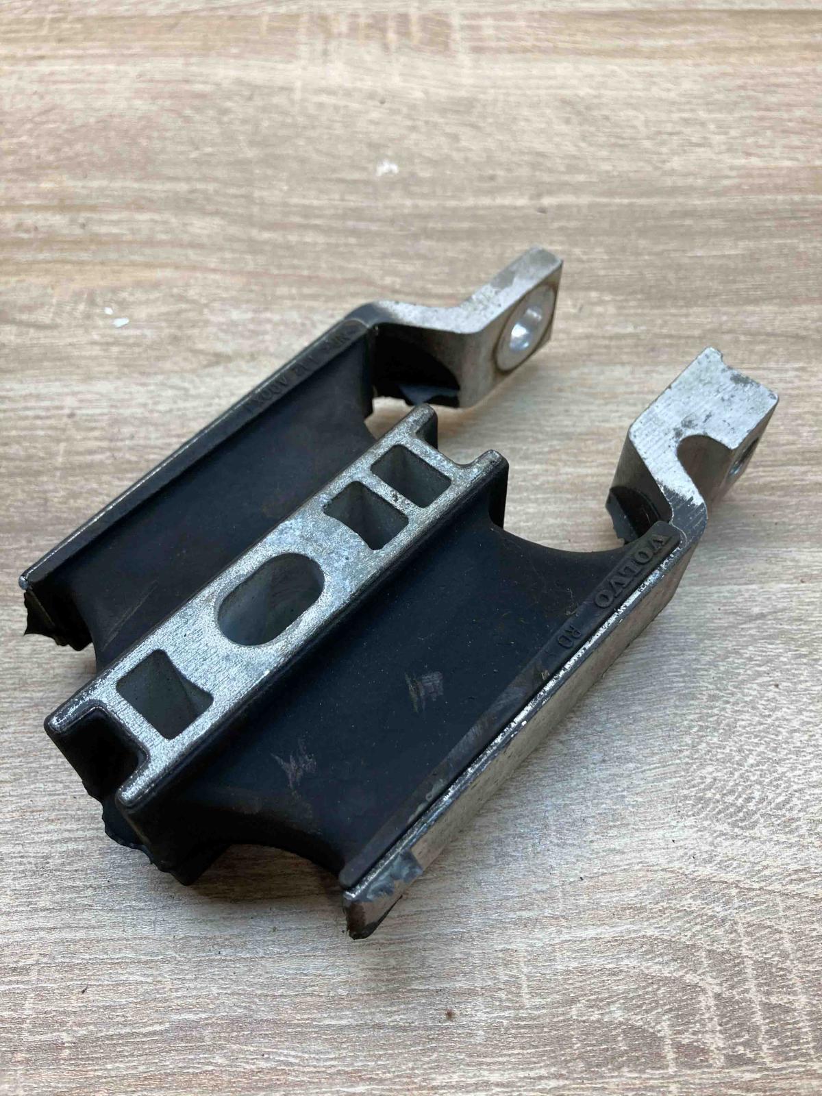 31339956 532E37  Engine mount bracket Volvo S60