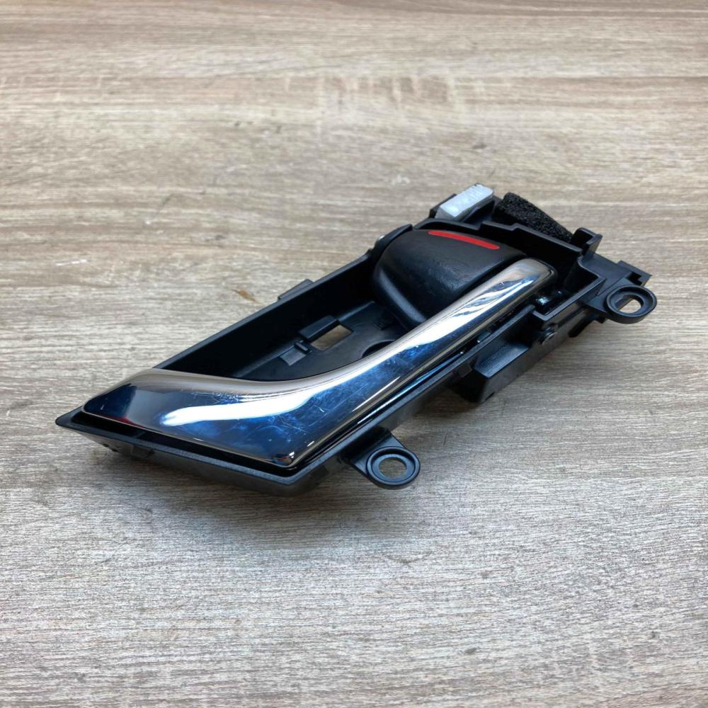 8D02   Front door interior handle Subaru Legacy