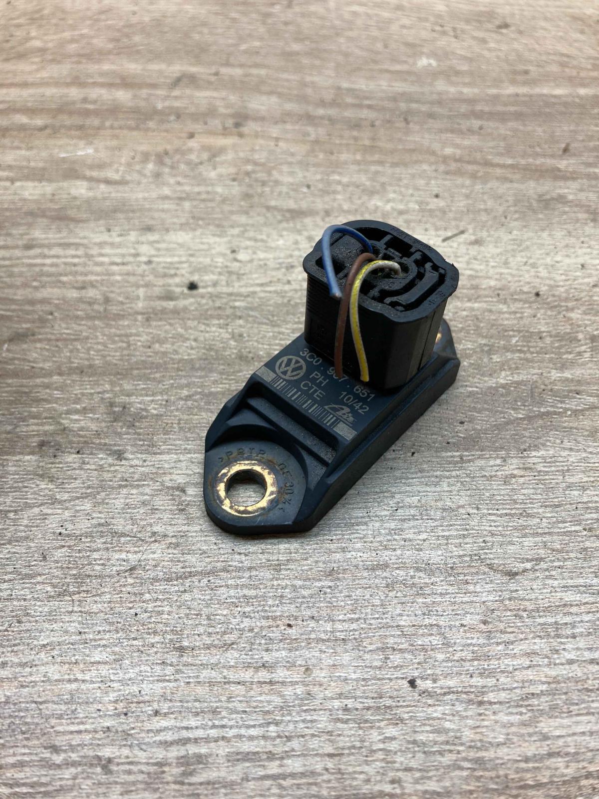 3C0907651   Airbag deployment crash/impact sensor Volkswagen Scirocco