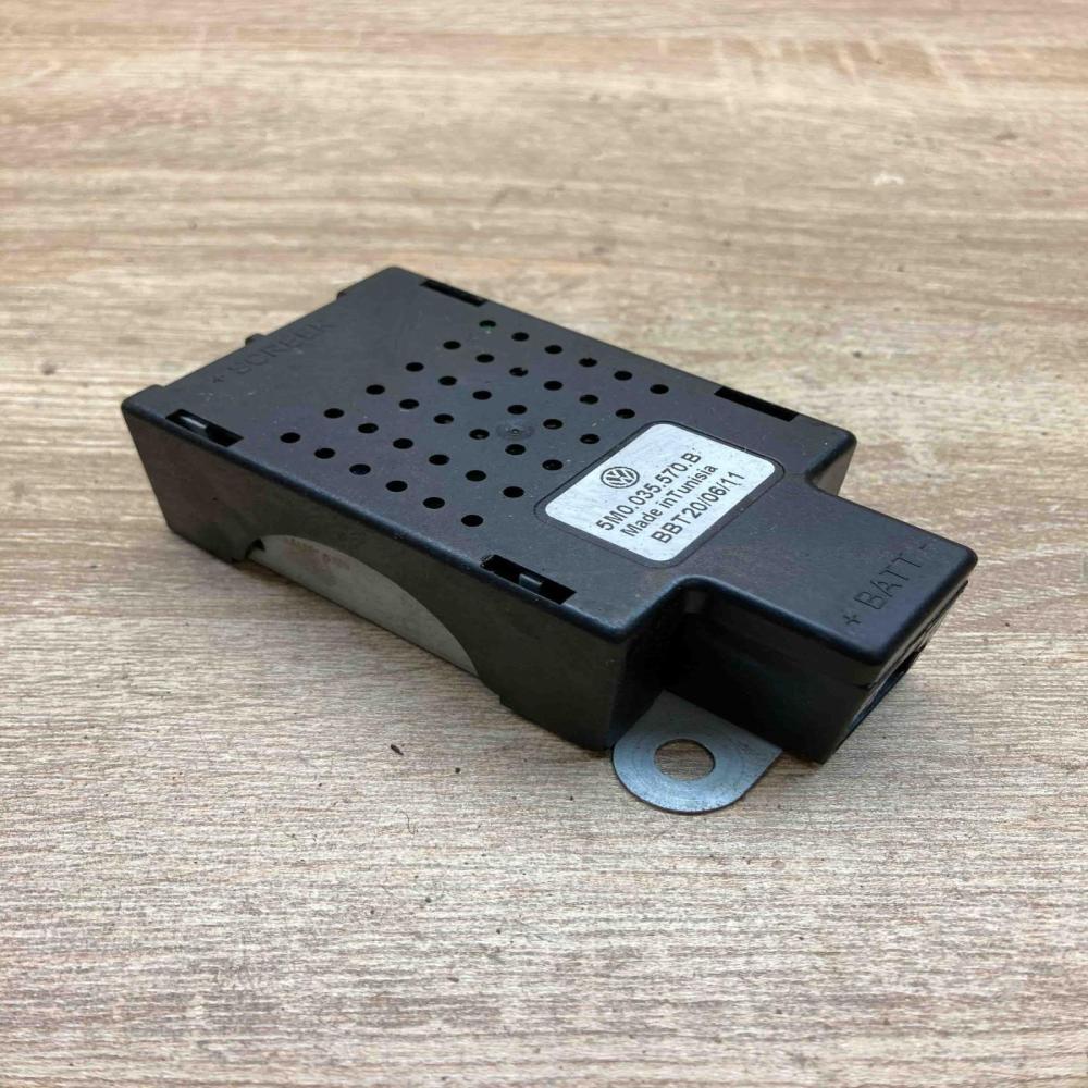 5M0035570B   Aerial antenna amplifier Volkswagen Golf VI
