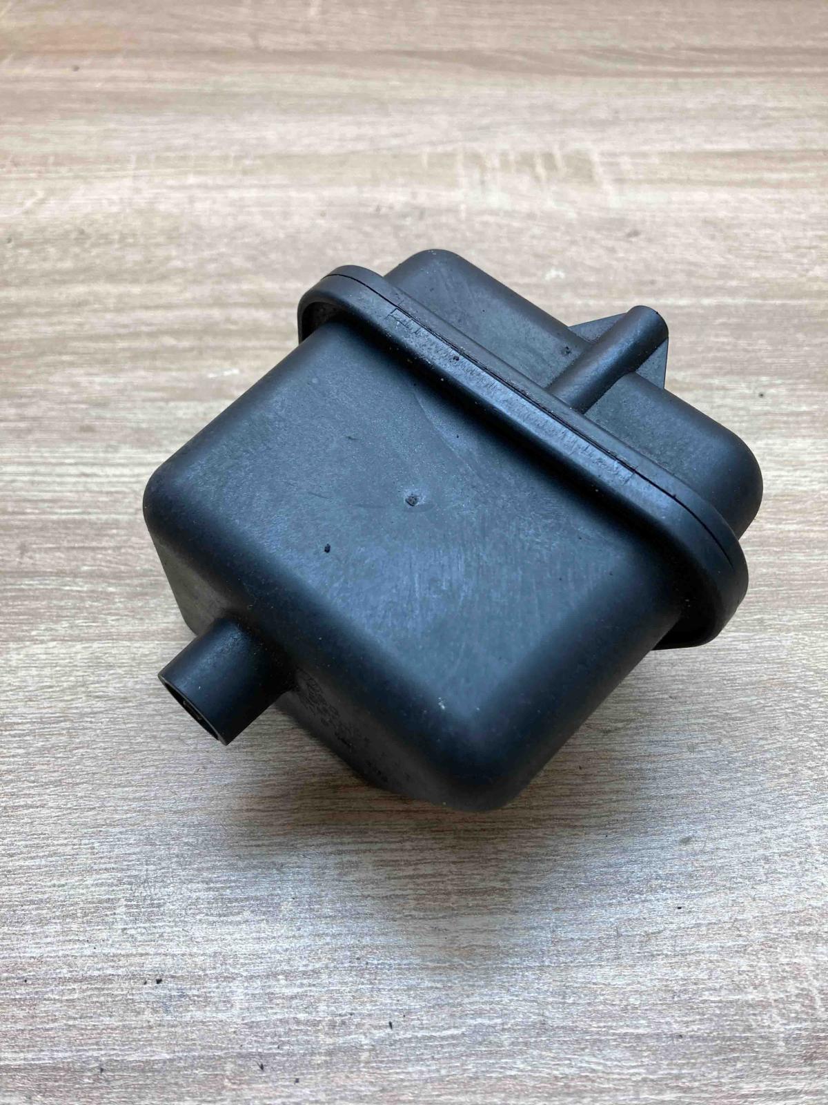 03G129808   Vacuum air tank Volkswagen PASSAT B6