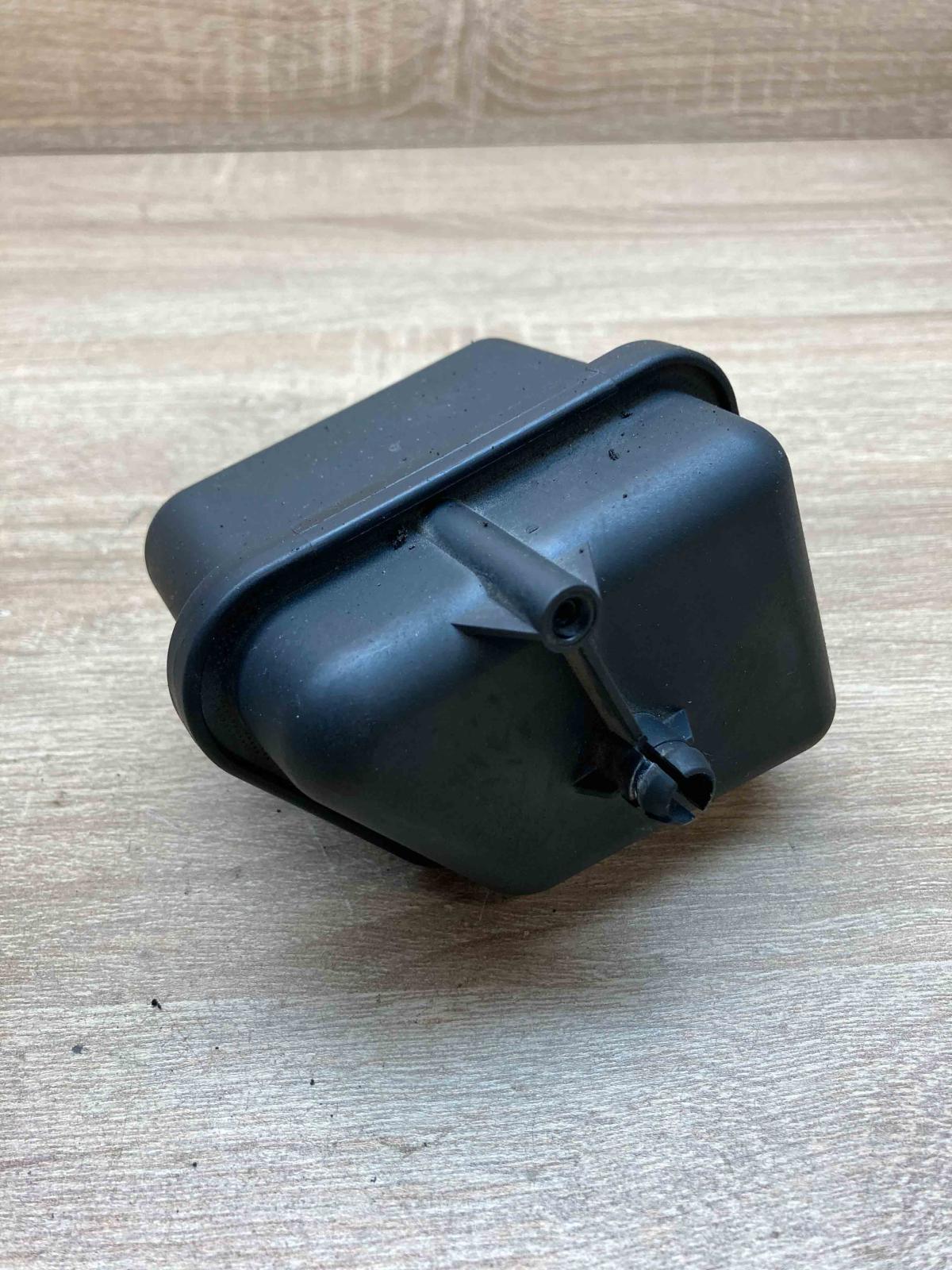 03G129808   Vacuum air tank Volkswagen PASSAT B6