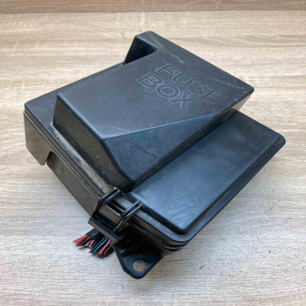 379E08 339E13  Fuse module Mazda 323
