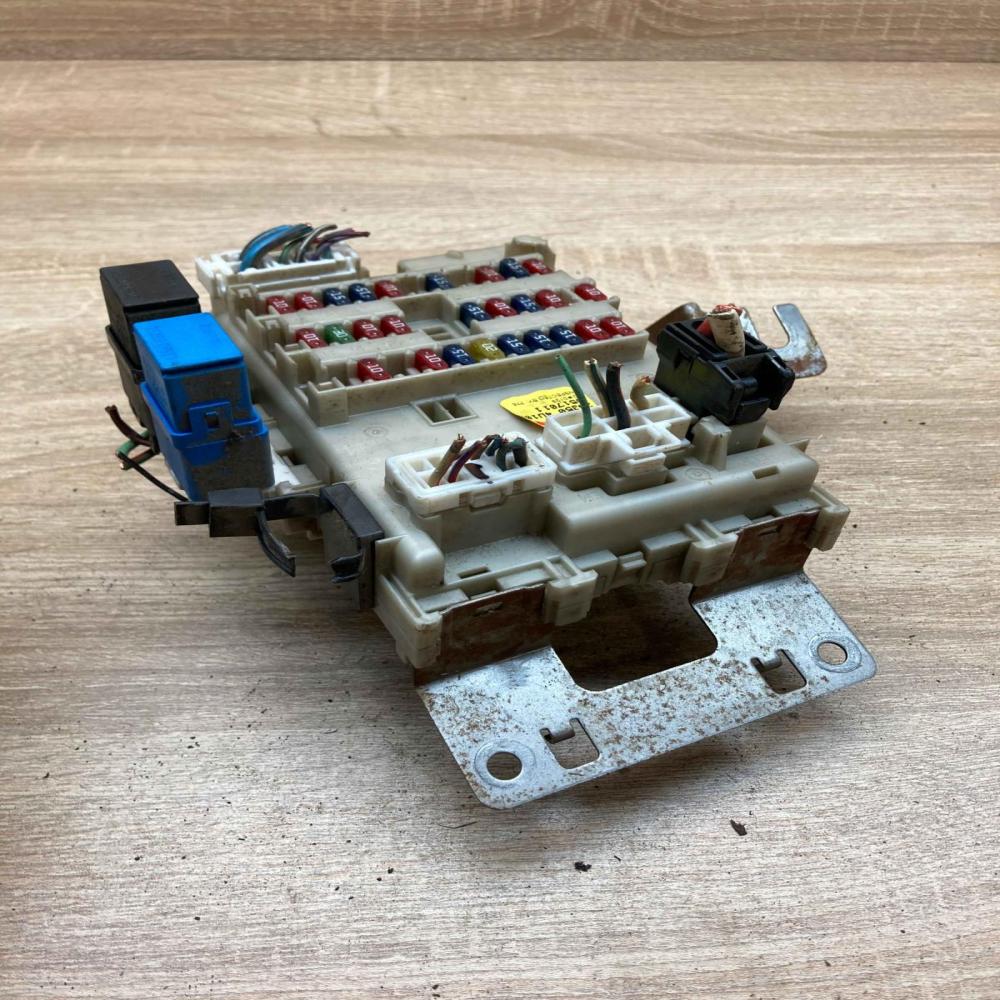 24350 4U100 0517011  Fuse module Nissan Almera Tino