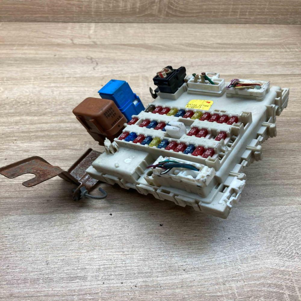 24350 AV700 0710021  Fuse module Nissan Primera
