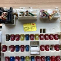24350 AV700 0710021  Fuse module Nissan Primera