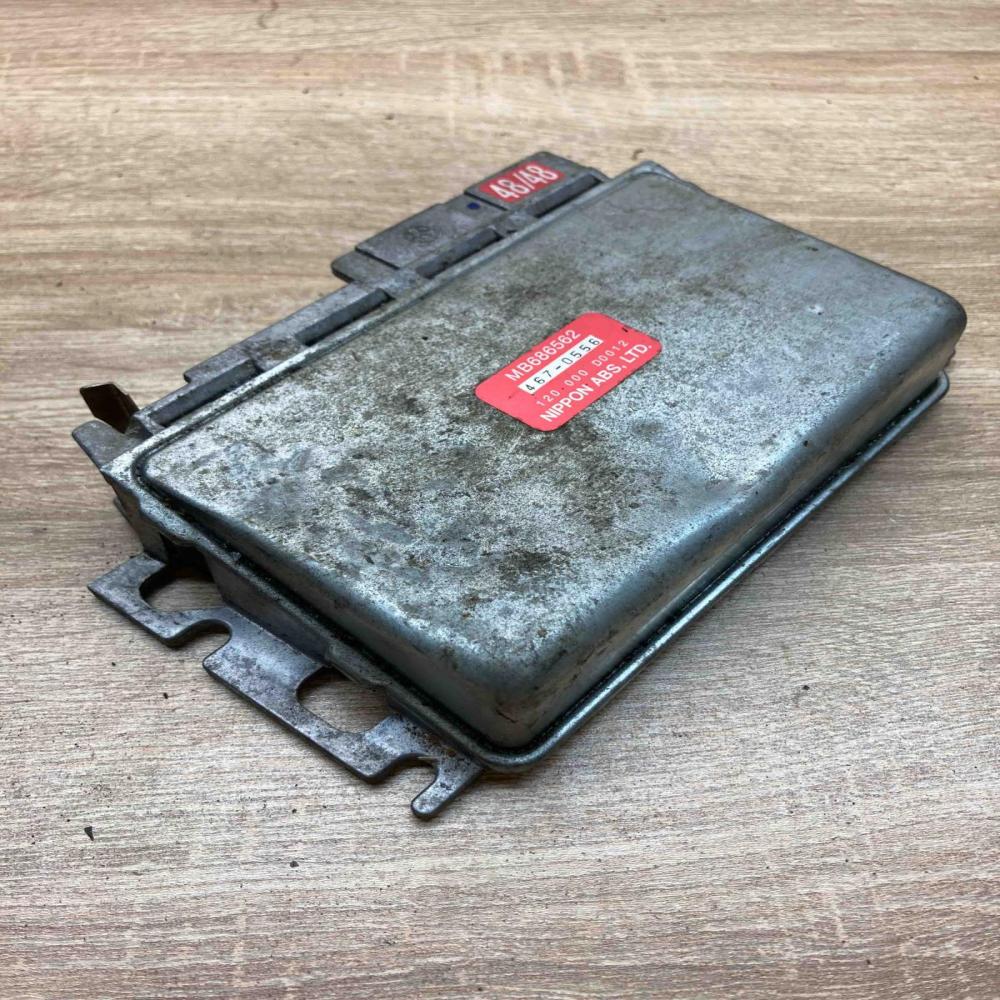MB686562 467 0556  ABS control unit/module Mitsubishi Space Runner