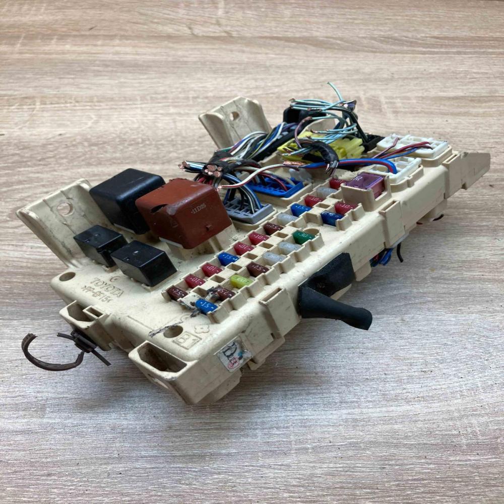 89221 44040   Fuse module Toyota Previa (XR30, XR40) II