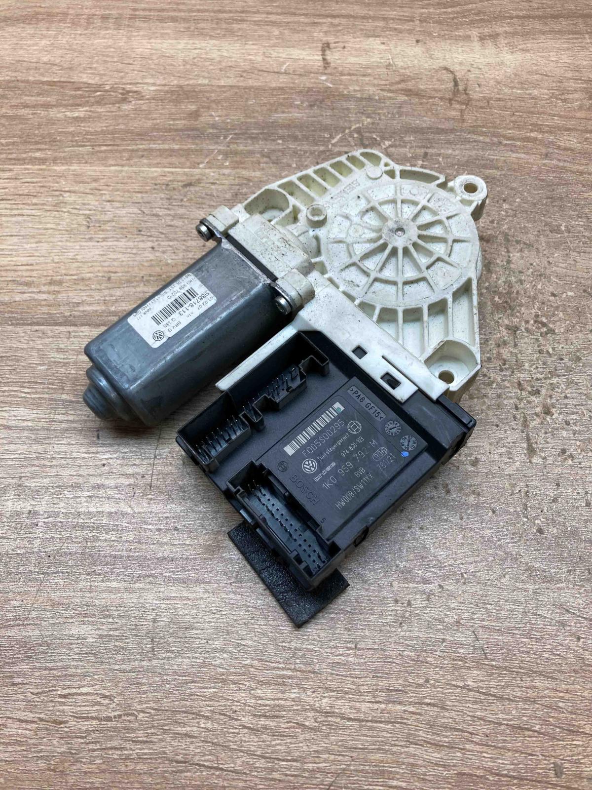 1K0959792M 1K0959702Q  Front door window regulator motor Seat Altea