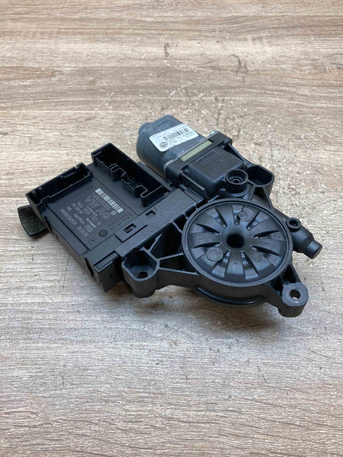 1K0959792N 1K0959702AR  Front door window regulator motor Volkswagen Passat Allt