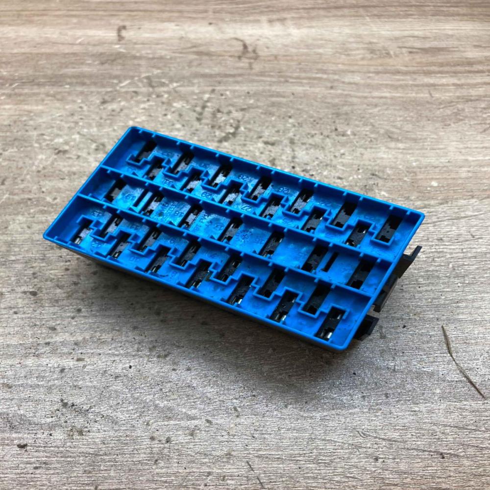 1096033J   Fuse module Renault Megane I