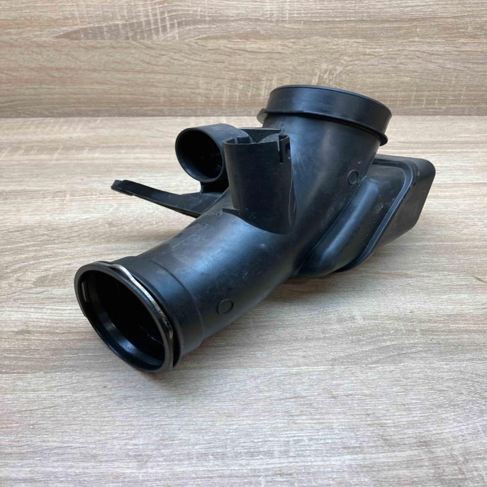 8573422 8585001  Air intake duct part BMW 5 G30 G31