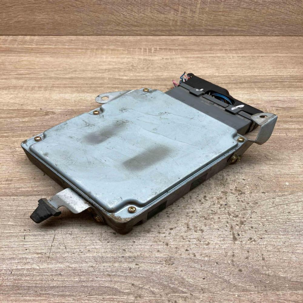 275800 6251 RF5P18881 RF5P Engine control unit/module ECU Mazda 626