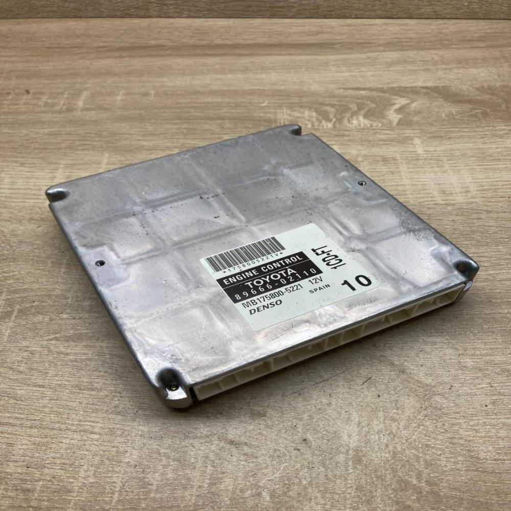 89666 02110 MB175800 5221  Engine control unit/module ECU Toyota Corolla E120 E1
