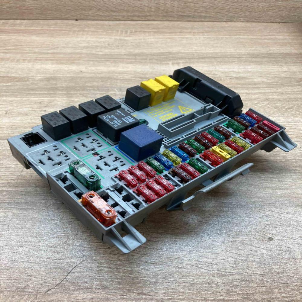 90589965   Fuse module Opel Zafira A