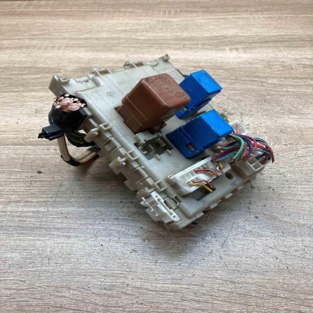 24350AV700 1221011  Fuse module Nissan Primera