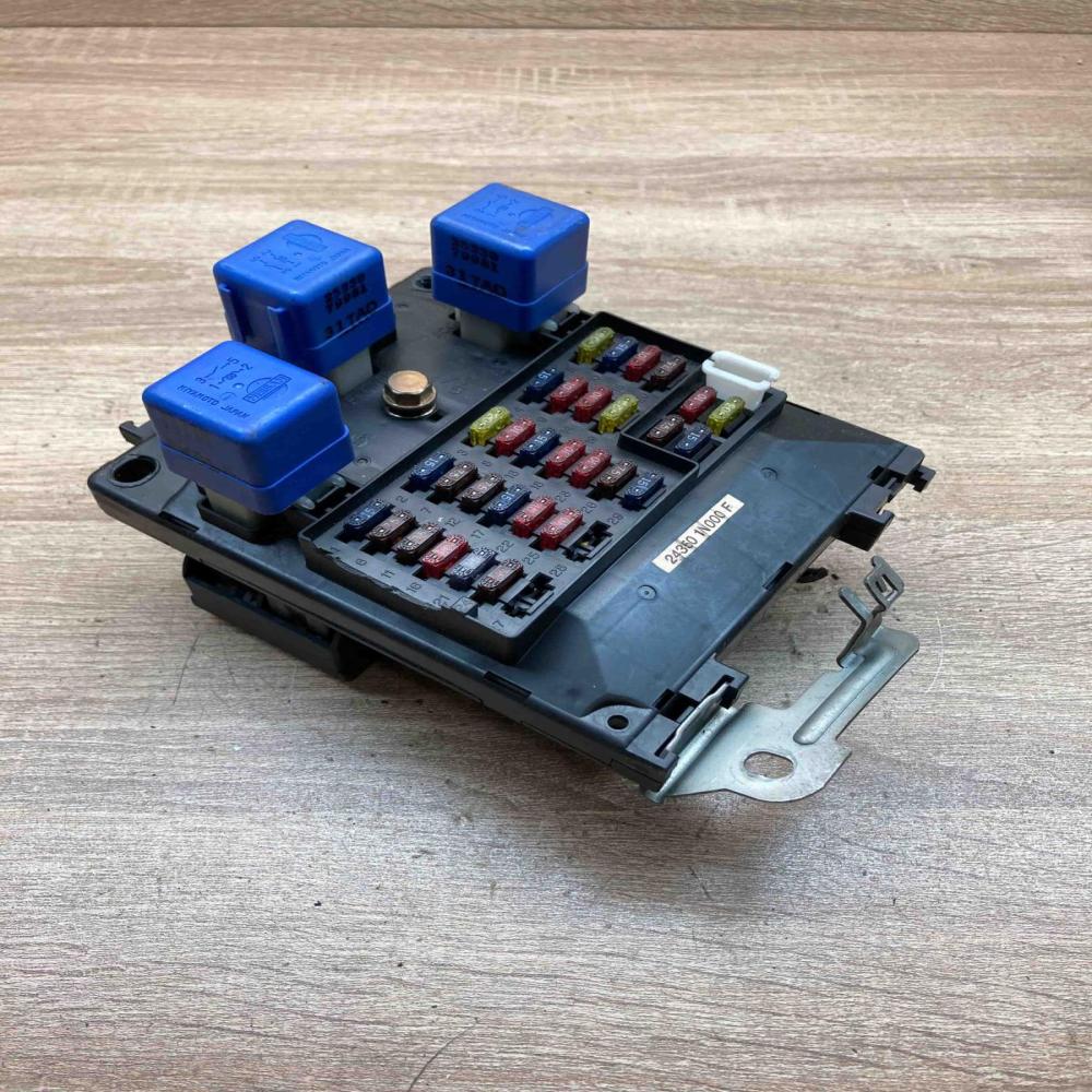 243501N000F 1N06A10  Fuse module Nissan Almera