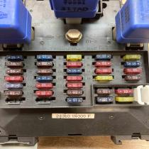 243501N000F 1N06A10  Fuse module Nissan Almera