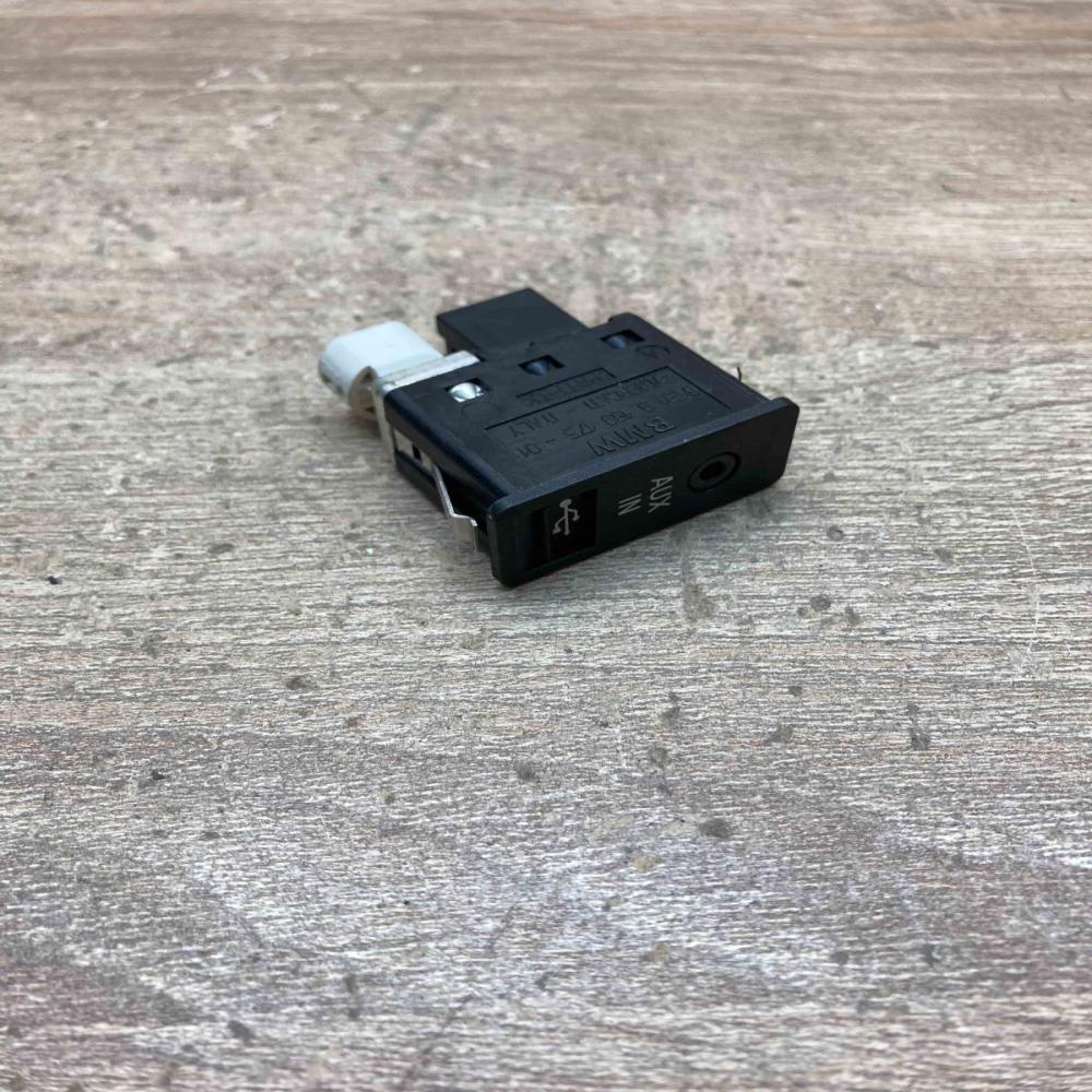 9189175   AUX in-socket connector BMW 5 F10 F11