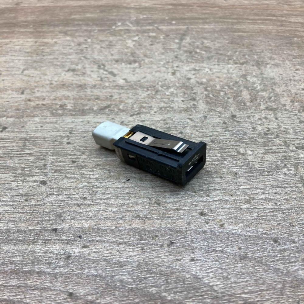 9167196  01 USB socket connector BMW X5 E70