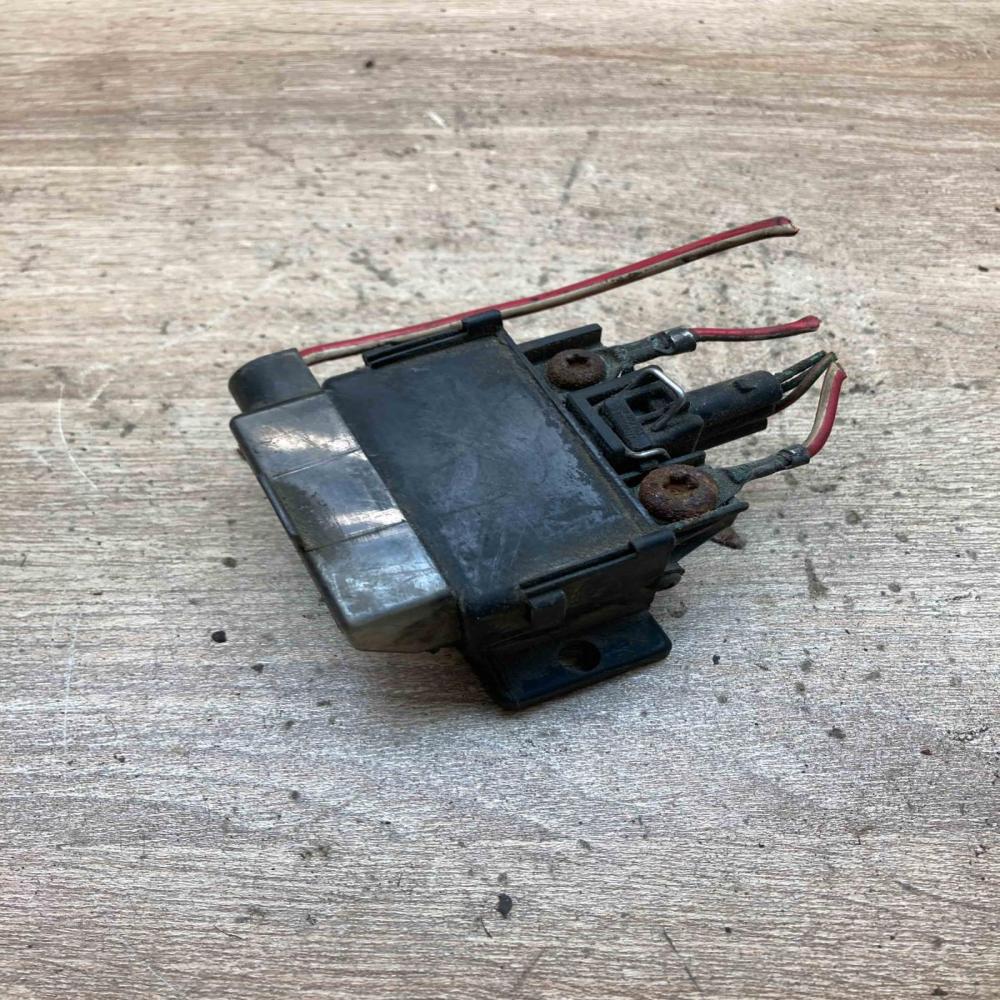 899064000 9162929  Glow plug pre-heat relay Volvo S70  V70  V70 XC