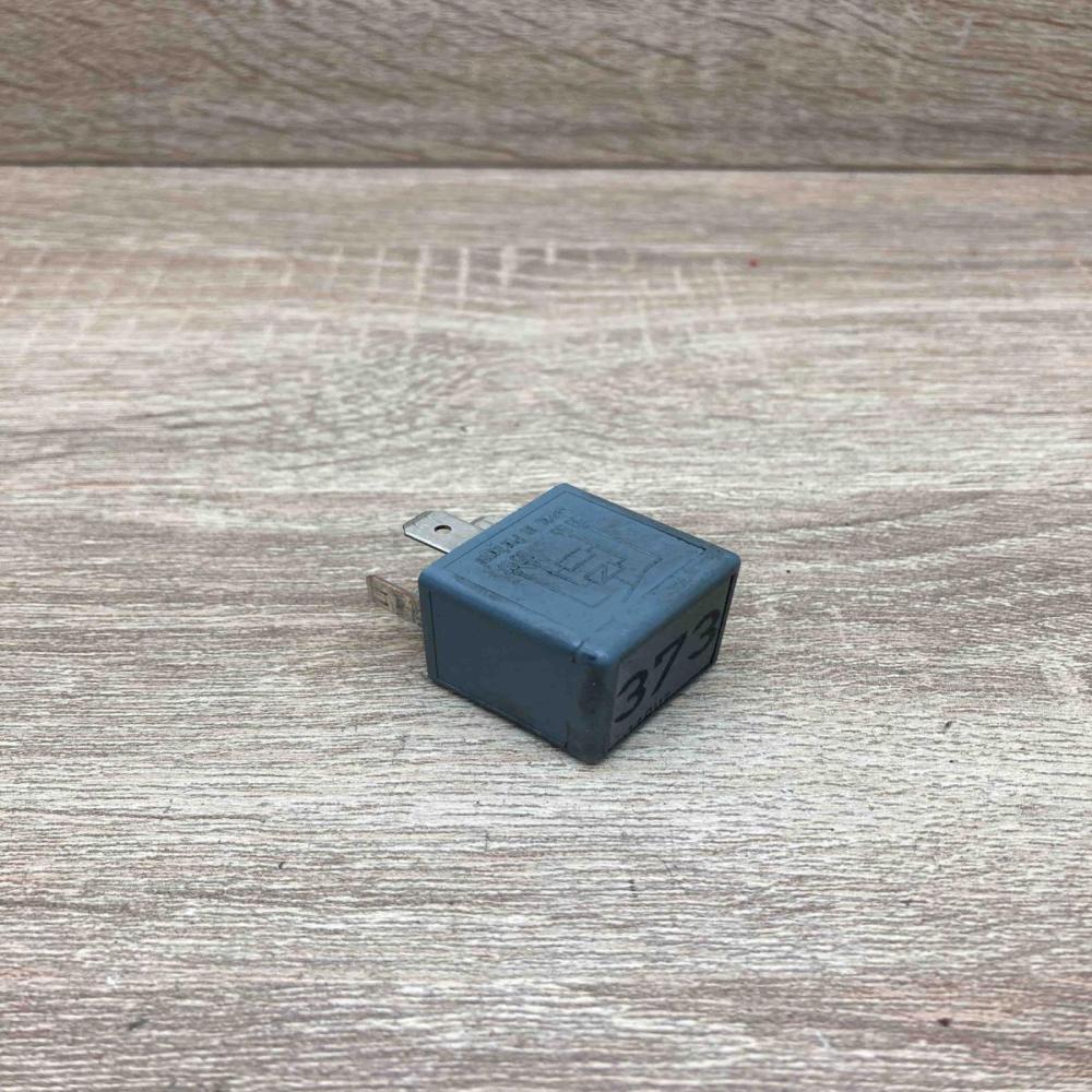 8D0951253A V23134 B52 X301 373 Other relay Volkswagen PASSAT B5