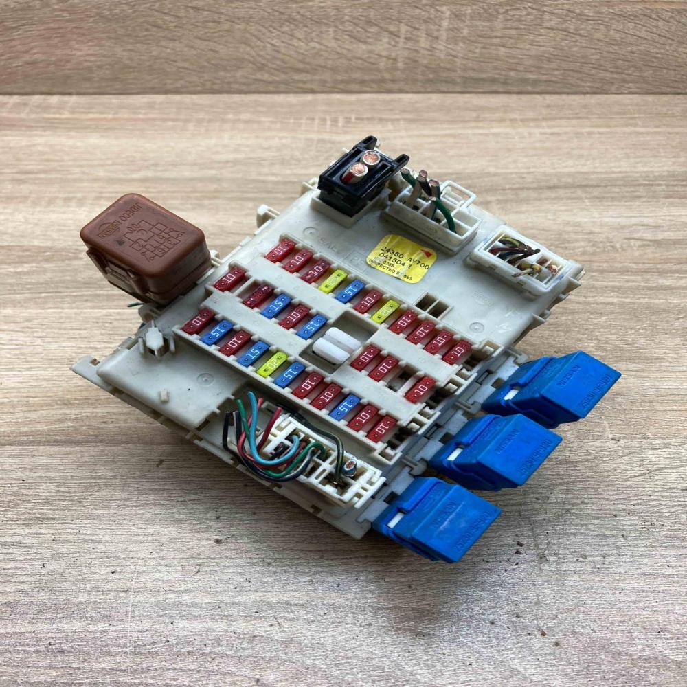 24350 AV700 041504 1  Fuse module Nissan Primera
